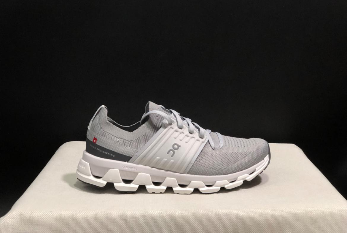 On Cloudswift Grey / White